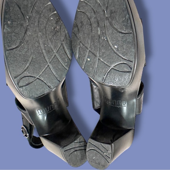 EUC MUNRO Cross Strapped Leather Chunky Heel Sandals in Black. Size 7.5 - Picture 9 of 11